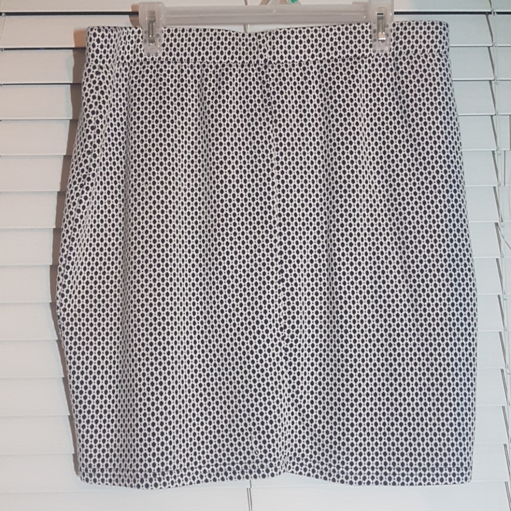 EUC Size L Junarose navy & white knit mini skirt